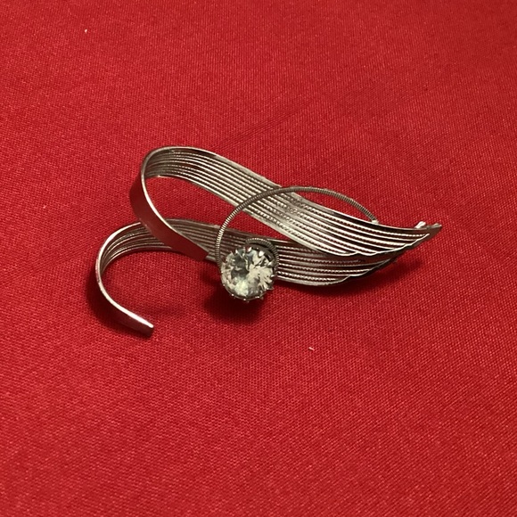 Silver tone abstract leaves with rhinestone brooch - Picture 1 of 4